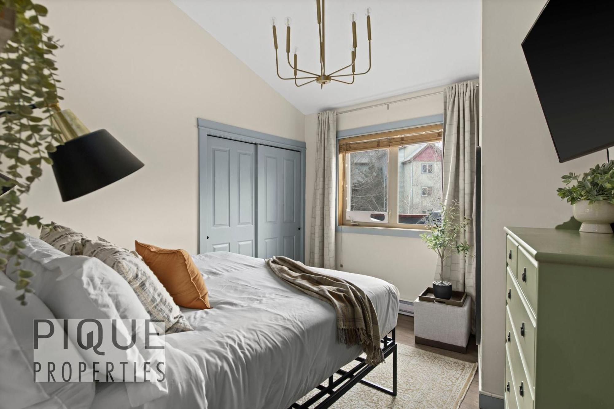 Апартаменты Mountain Loft Retreat, Heated Pool & Hot Tub, Ug Parking, Balcony, Wifi! Канмор Экстерьер фото
