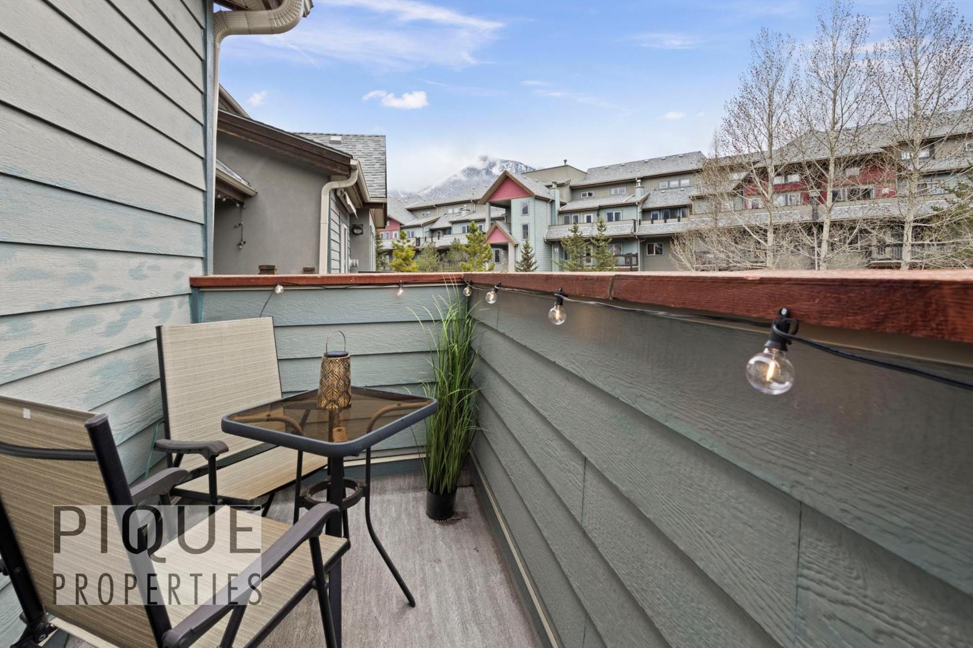 Апартаменты Mountain Loft Retreat, Heated Pool & Hot Tub, Ug Parking, Balcony, Wifi! Канмор Экстерьер фото