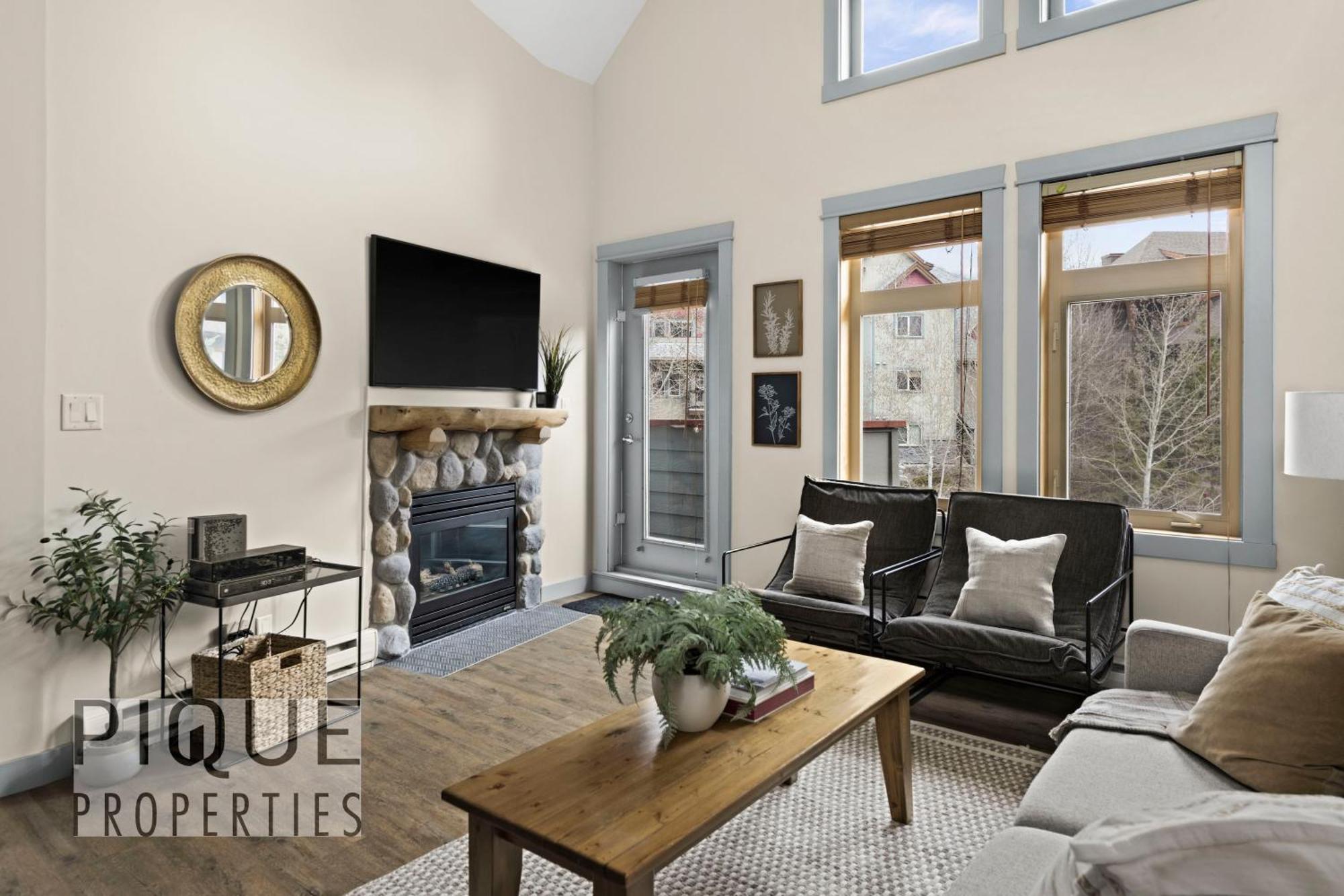 Апартаменты Mountain Loft Retreat, Heated Pool & Hot Tub, Ug Parking, Balcony, Wifi! Канмор Экстерьер фото